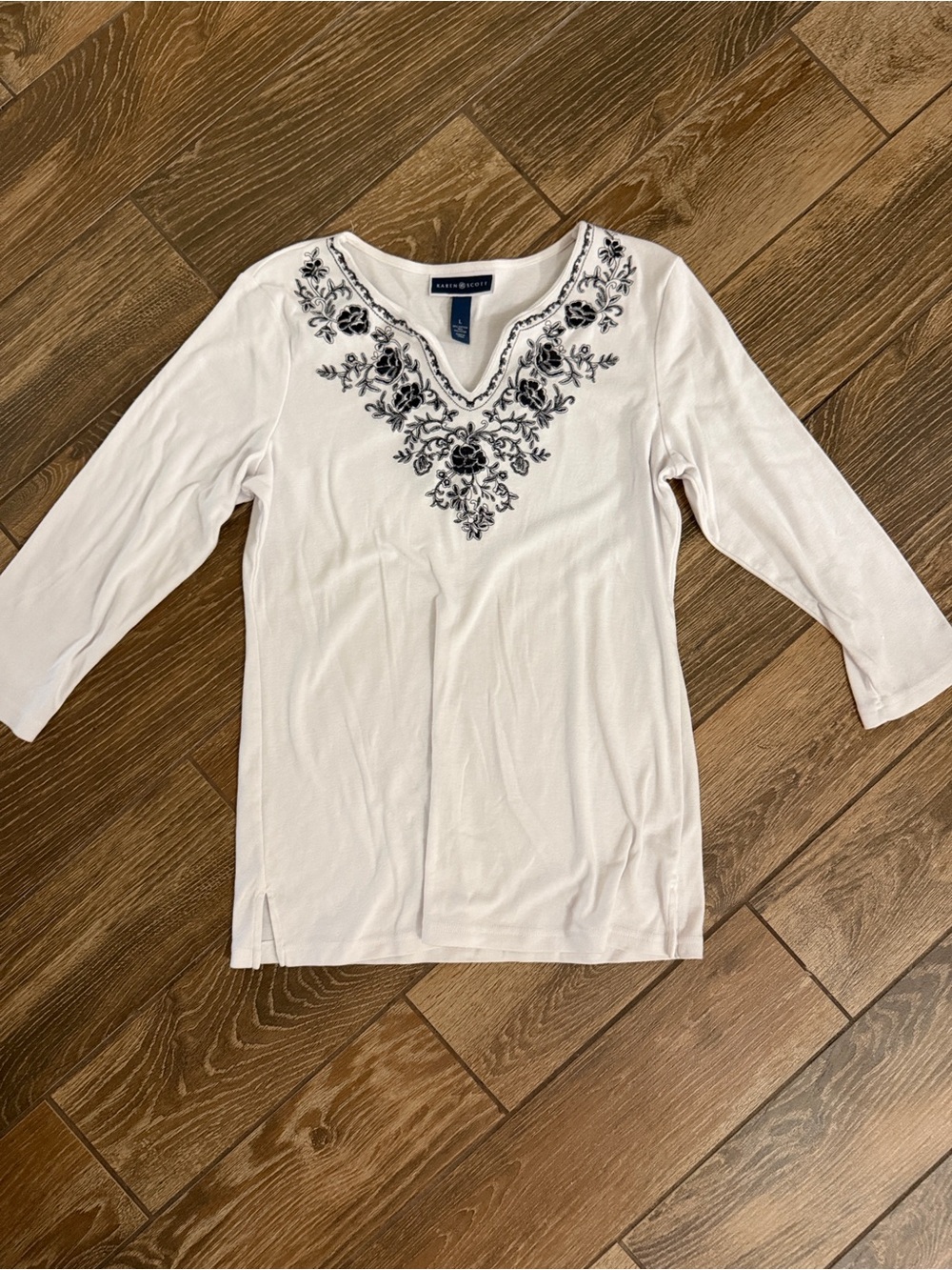 Karen Scott White V-Neck Tunic with Floral Embroidery